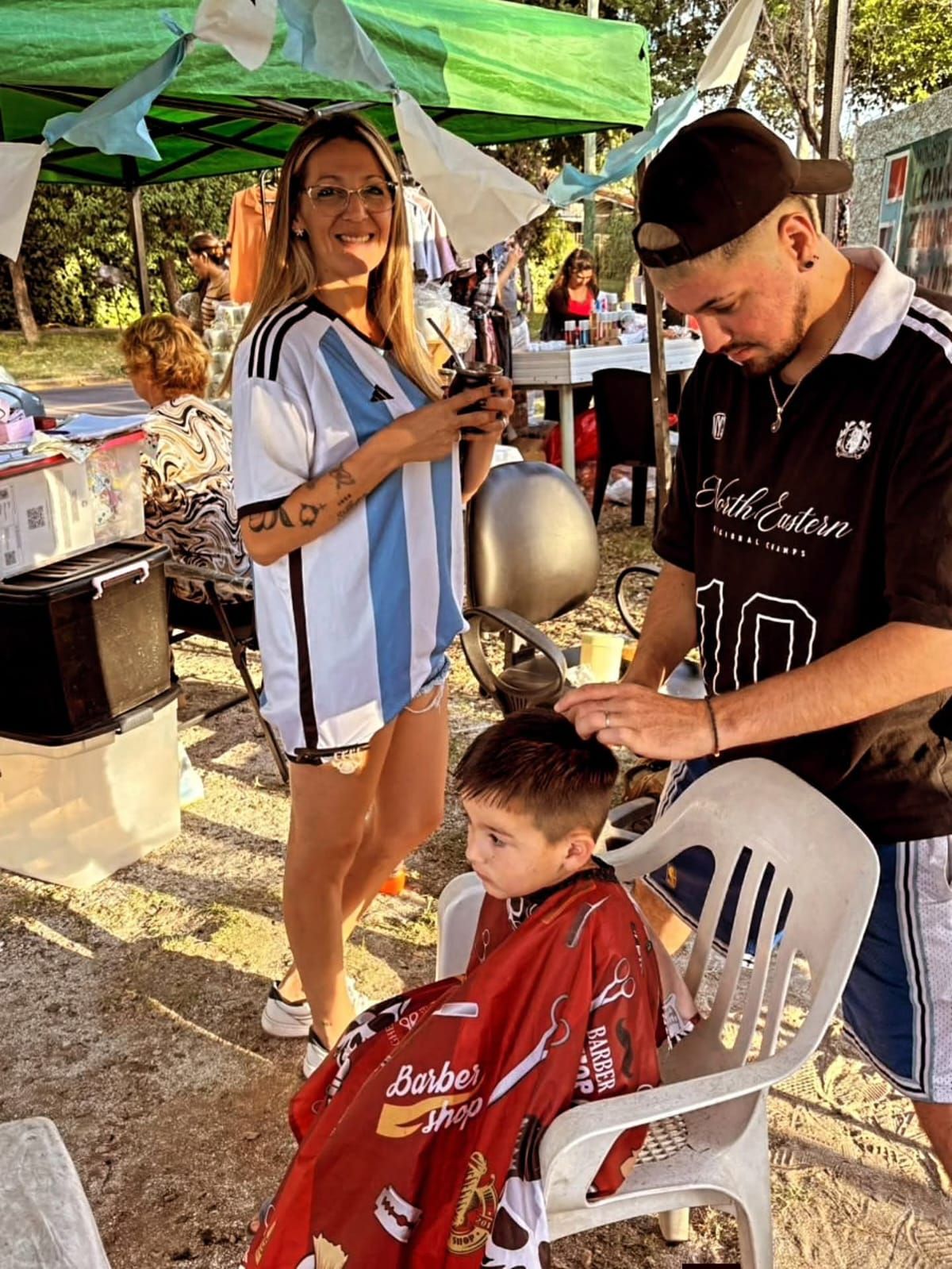 Peluqueros solidarios realizan cortes gratuitos en una jornada anterior en el barrio La Perla, en Temperley. Peluqueros solidarios realizan cortes gratuitos en una jornada anterior en el barrio La Perla, en Temperley.