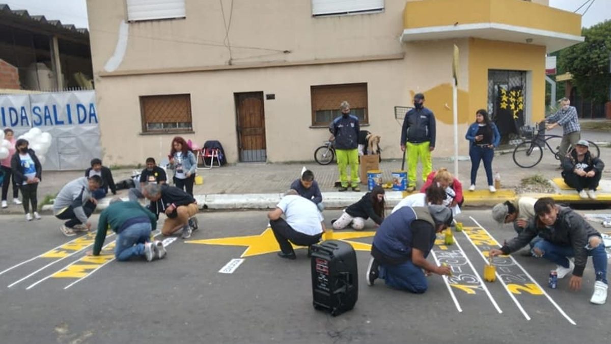Pintaron una estrella amarilla en la esquina de Barceló y Lanús, en Banfield.