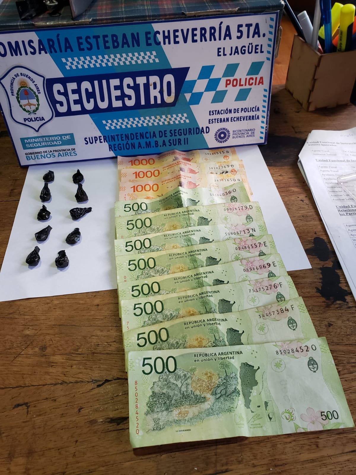 Secuestraron varios envoltorios de nylon con droga y dinero.&nbsp;