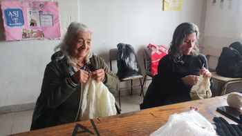 Las tejedoras solidarias de la Parroquia de Alejandro Korn: Hay muchos bebés que no tienen abrigo