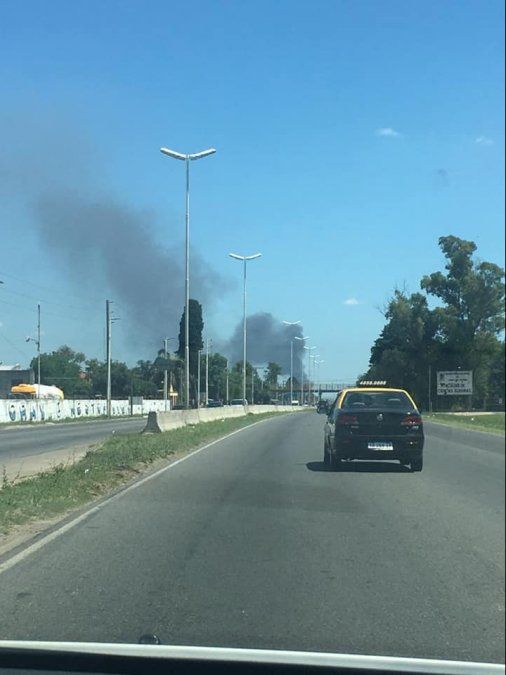 Columna de humo que se ve desde Camino de Cintura y Bruzzone.