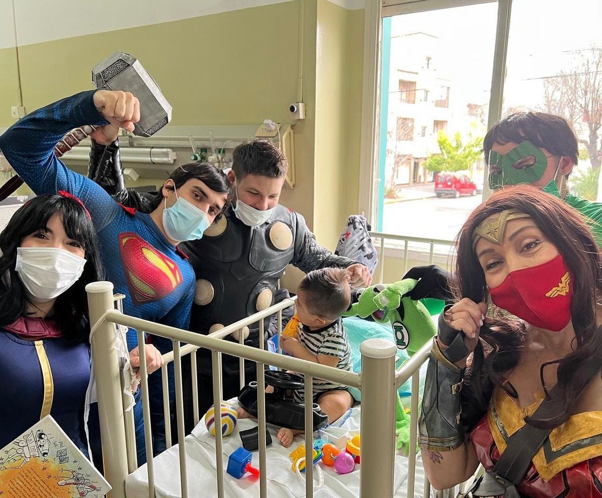 Héroes, villanos y princesas recorren hospitales del Conurbano para compartir con los más chicos
