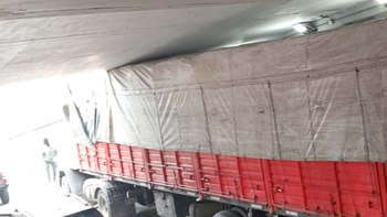 Lomas: un camión quedó trabado en un paso bajo nivel