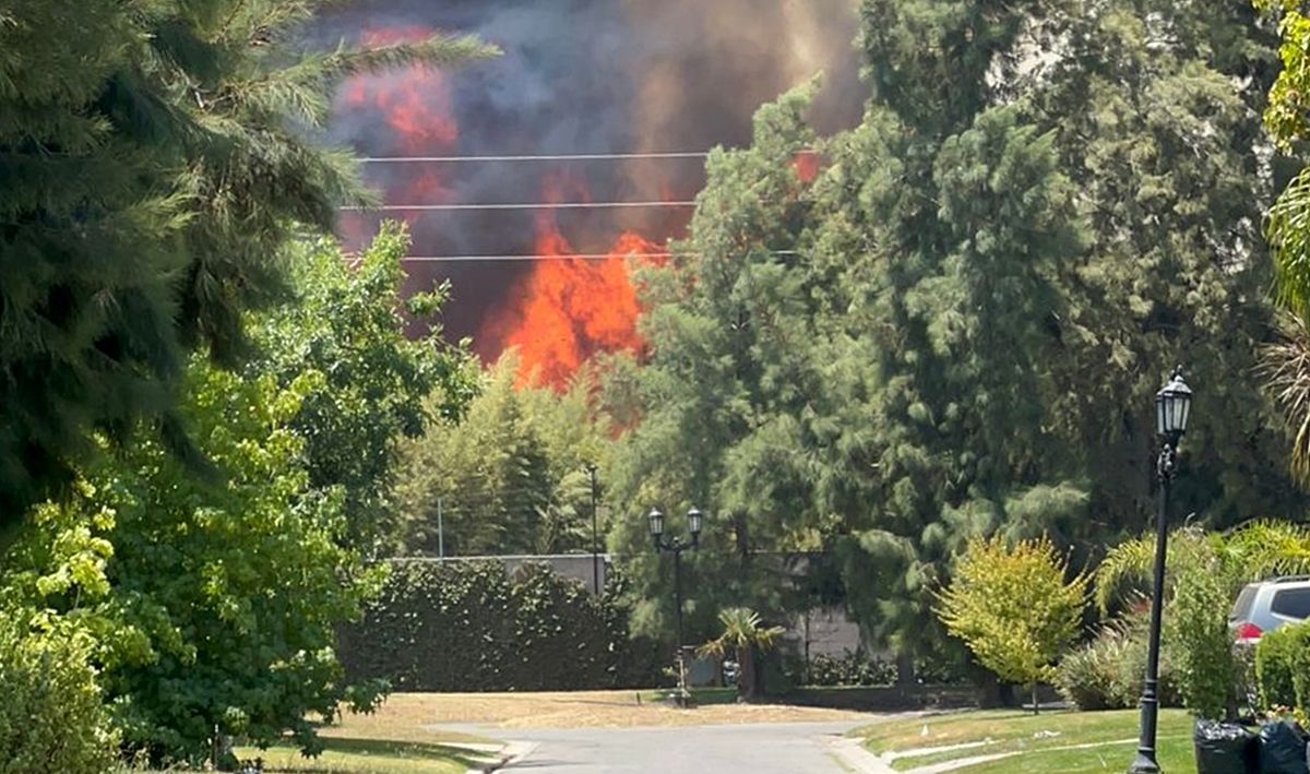 Desesperación por un incendio en Canning: vecinos de un country colaboraron para apagarlo