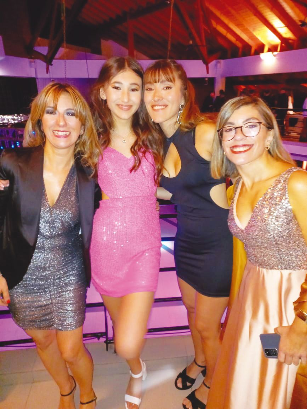 Sofía Gutiérrez estuvo presente en la recepción de su fiesta con un vestido corto de lentejuelas.  