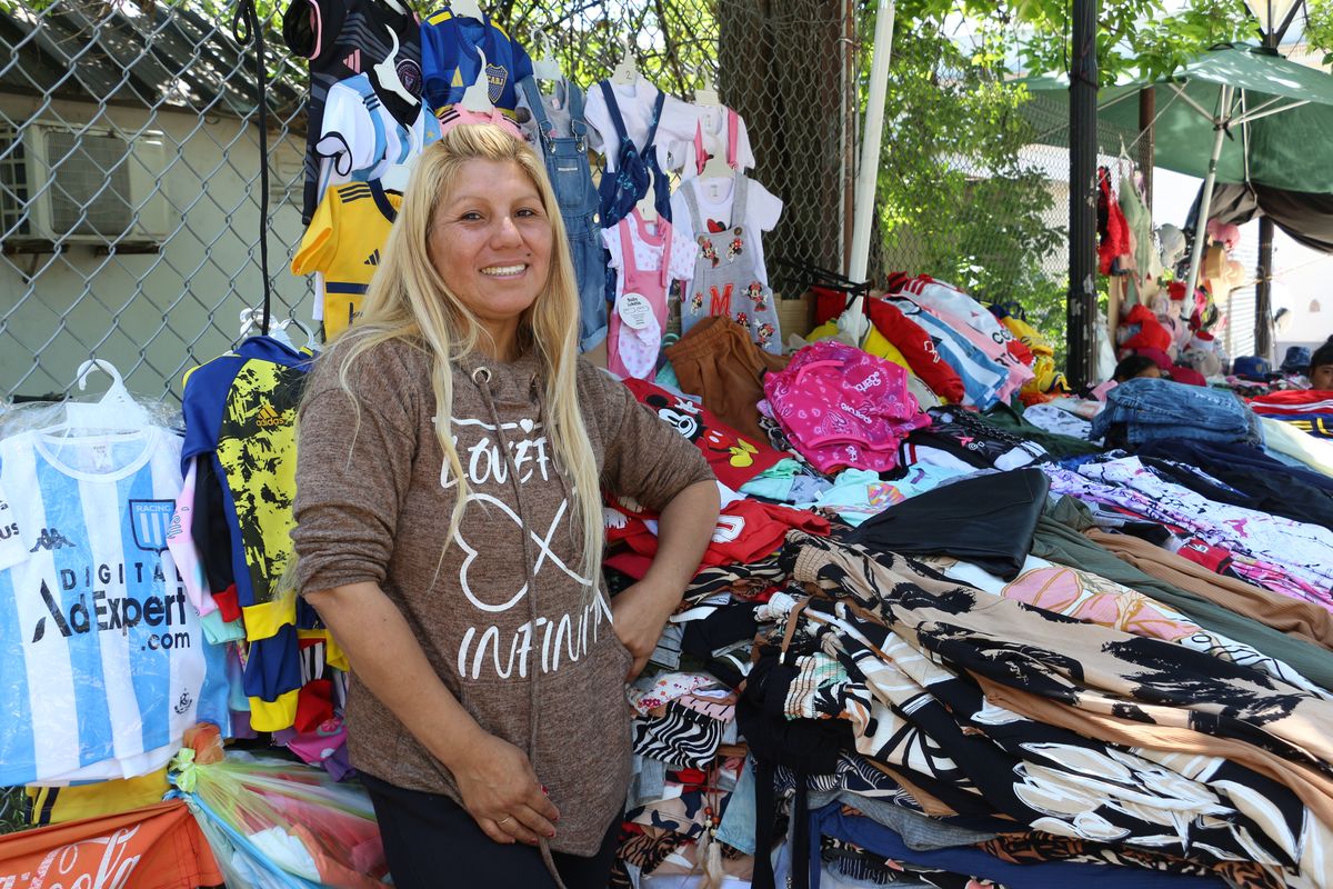 Rosana Lafuente tiene 42 años y hace 15 vende ropa para todas las edades.