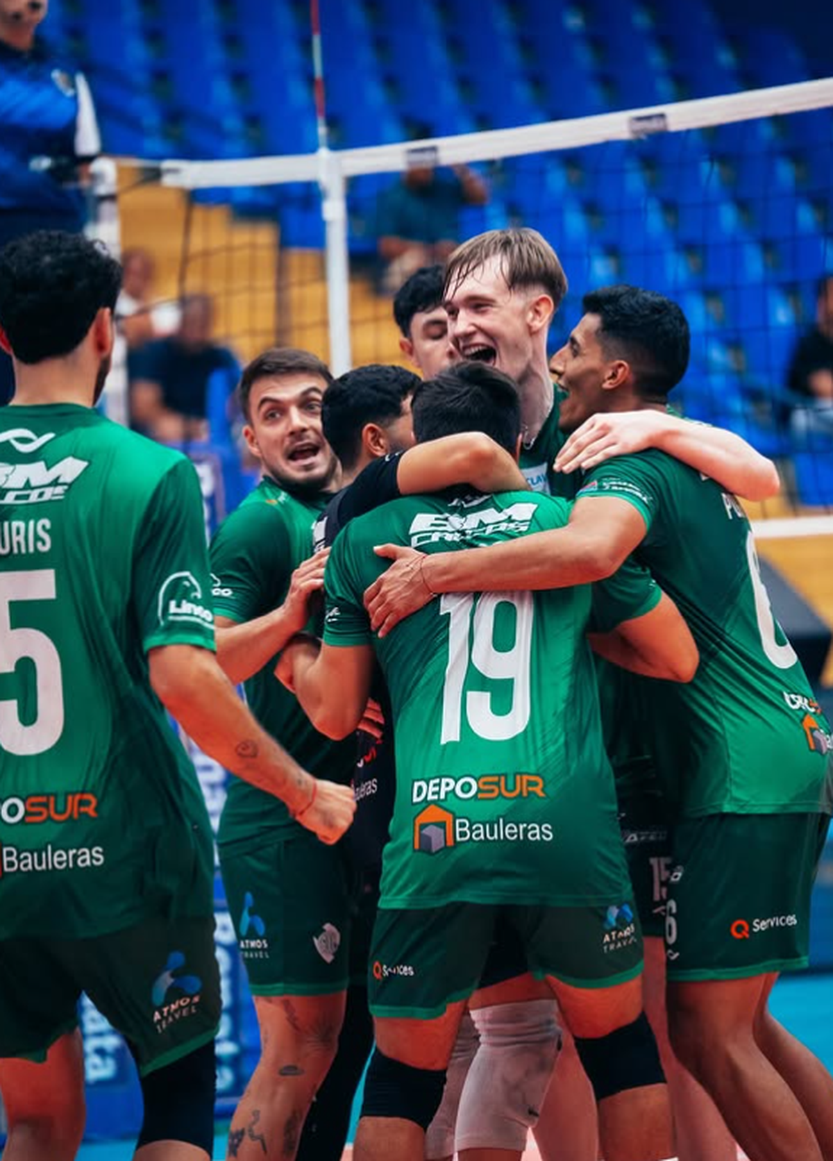 El equipo masculino de vóley de Defensores de Banfield durante su histórica primera participación en un torneo internacional del Sudamericano. El equipo masculino de vóley de Defensores de Banfield durante su histórica primera participación en un torneo internacional del Sudamericano.