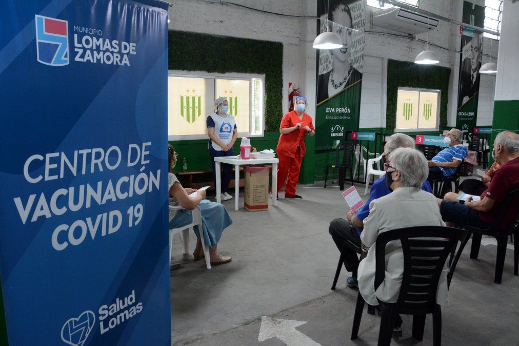 Vecinos de Lomas de Zamora esperando vacunarse contra el coronavirus en la cancha de Banfield.