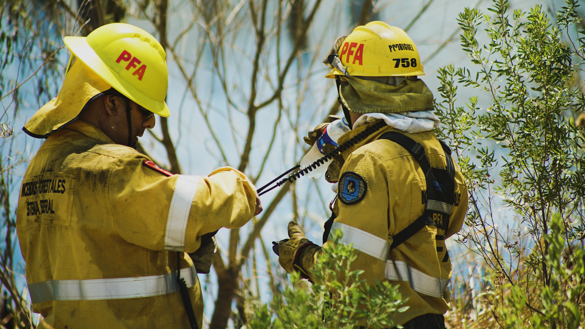 La titánica tarea de los bomberos tras 30 horas de incendio en Ezeiza: Estamos desde ayer a la mañana