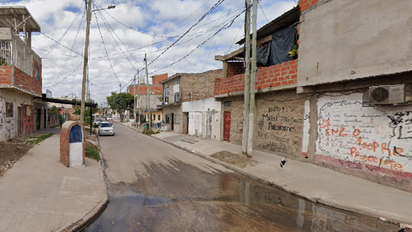 Lanús: delincuentes armados saquearon una camioneta de Mercado Libre