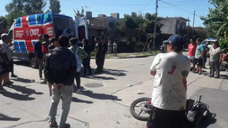 lomas: un menor fue hospitalizado por un choque entre un colectivo y una moto