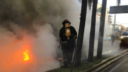 terrible choque entre dos autos termino en incendio en adrogue