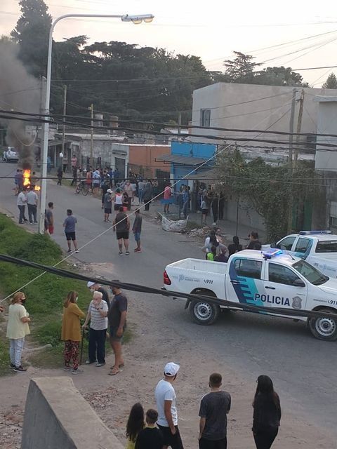 Tensi&oacute;n. As&iacute; est&aacute; la cuadra de Luis Guill&oacute;n donde viv&iacute;a el jubilado. Dentro de la casa en cuesti&oacute;n hay un hombre que asegura que compr&oacute; la propiedad.