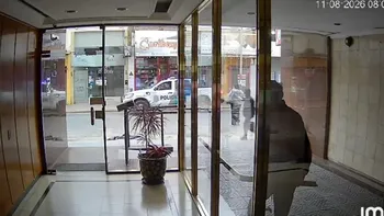 Insólito robo de la baranda de un edificio delante de la Policía en el Conurbano