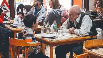 Lanús: la historia detrás de la tierna foto del abuelo y su nieto que se hizo viral