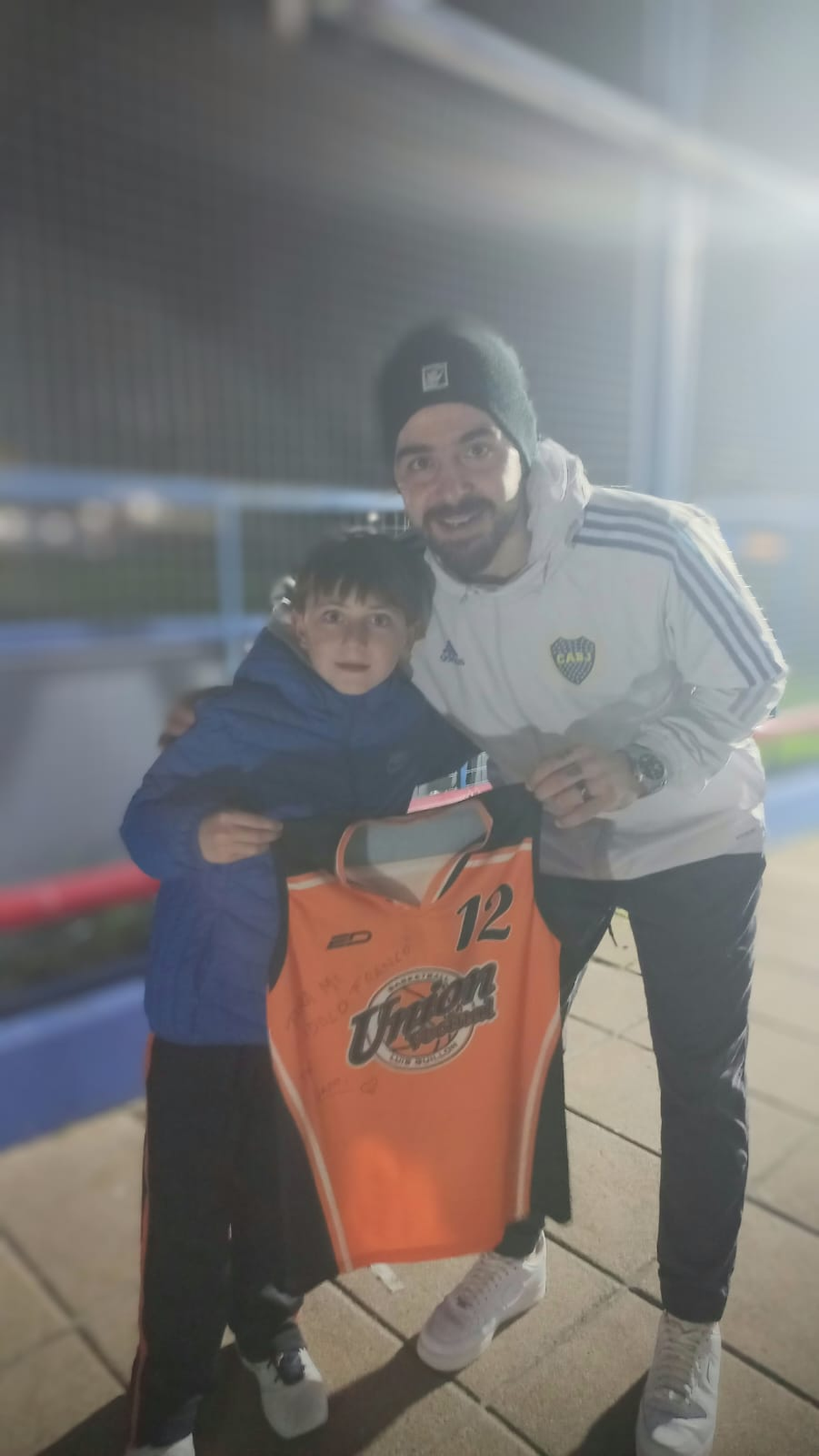 El vecino de 8 años le regaló su camiseta del Club Unión Vecinal a Franco Balbi. 