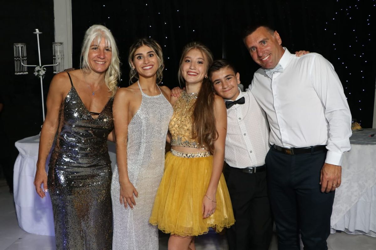 Agustina y Florencia junto a su familia.