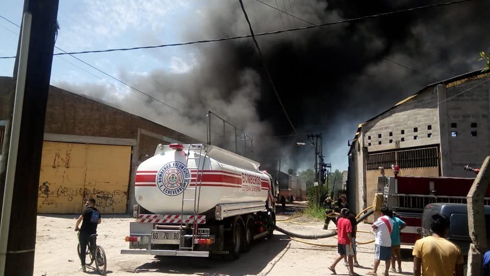 Incendio en un depósito en Olimpo y Camino de Cintura.