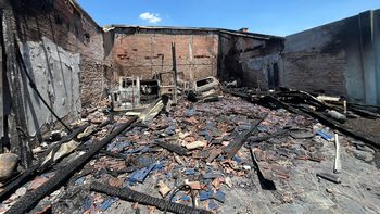 Es el trabajo de toda una vida: incendio destruyó un galpón cochera en Llavallol