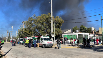 Terrible incendio en una fábrica de cables de Monte Grande: evacuaron a vecinos