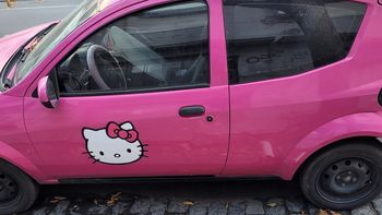 Viral en Lomas: buscan el auto de Hello Kitty