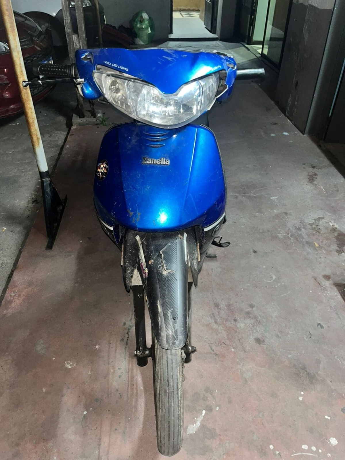 La moto secuestrada tras los procedimientos. La moto secuestrada tras los procedimientos.