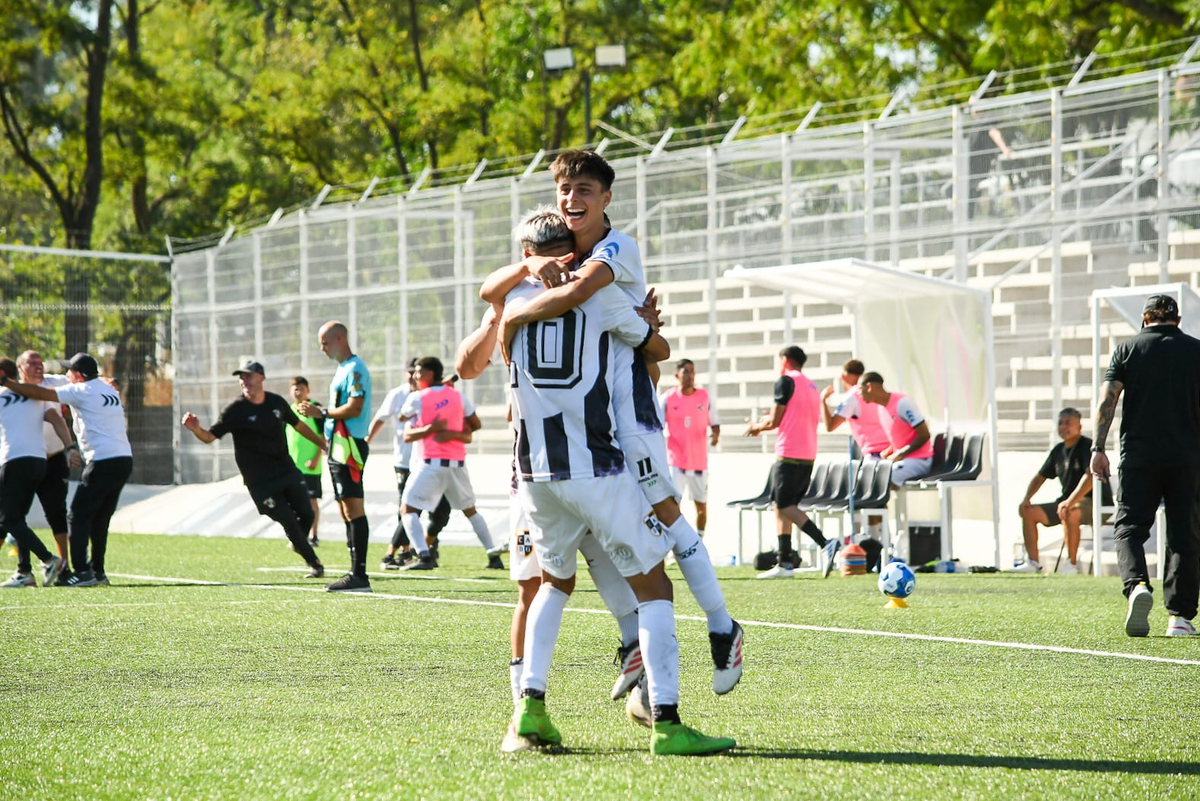 El nuevo campeón de la Liga Metropolitana salió desde Almirante Brown.