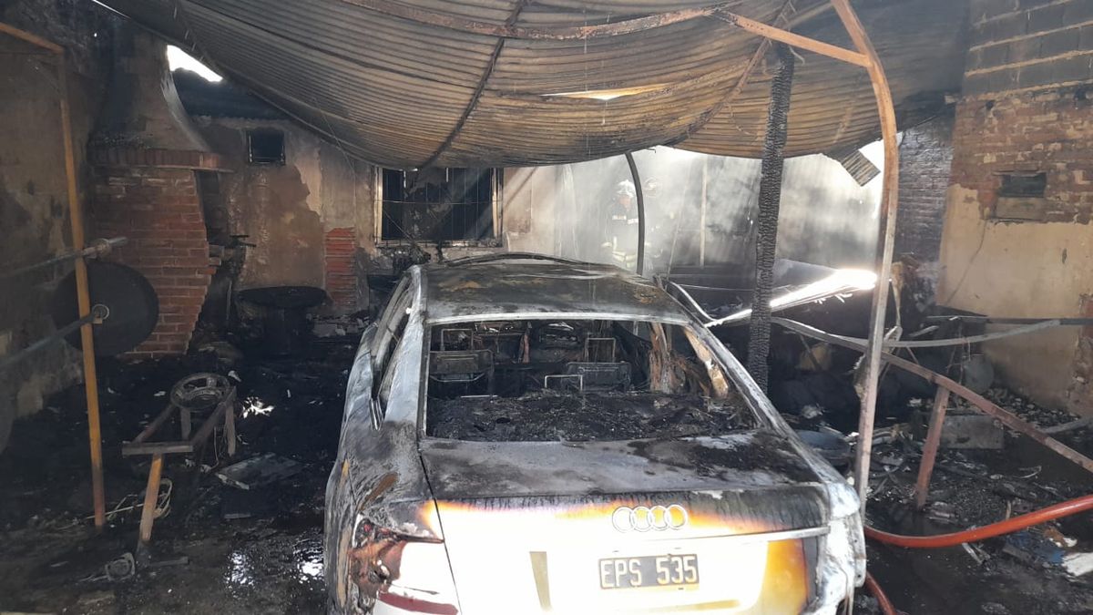 Incendio en una casa en Lomas: un vecino requirió asistencia médica.
