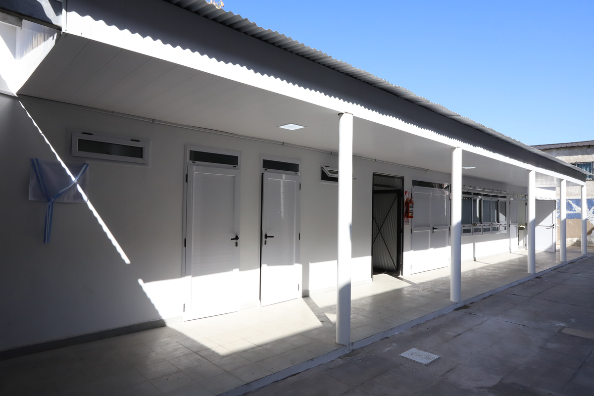 Cada aula tiene una capacidad para 30 estudiantes.&nbsp;