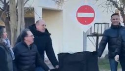 intendente de neuquen inauguro un cartel de cambio de mano y fue criticado en las redes sociales