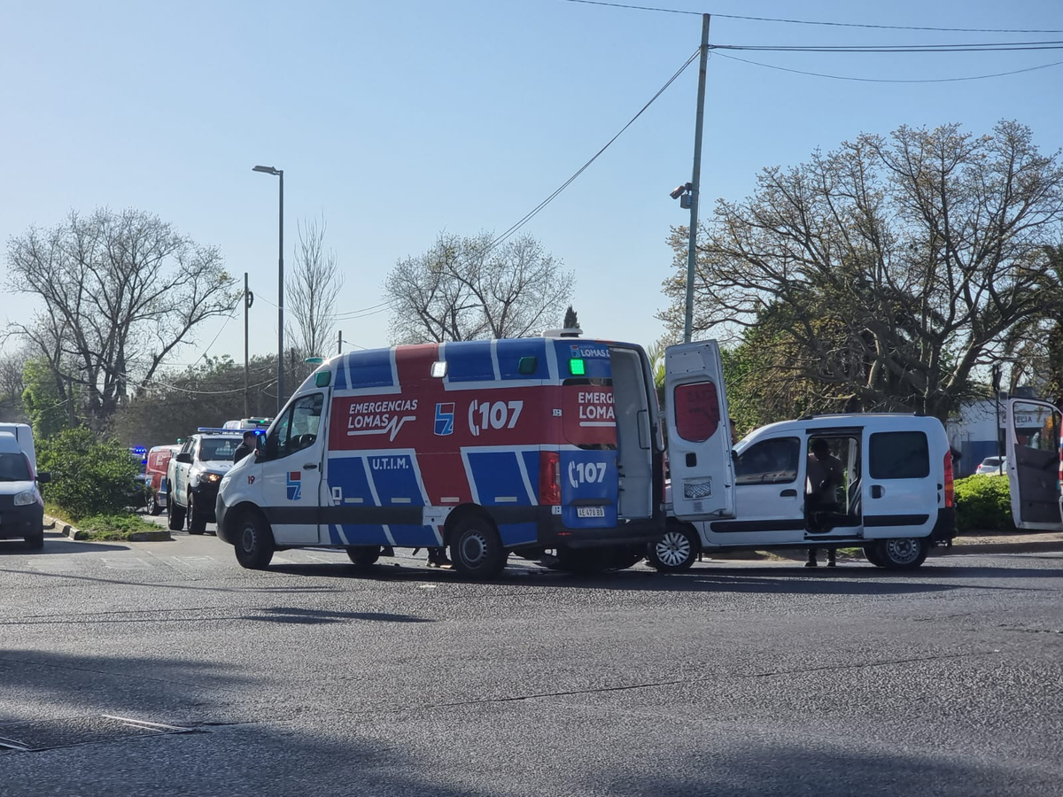 Grave choque entre una camioneta y una ambulancia en Lomas: tres heridos.