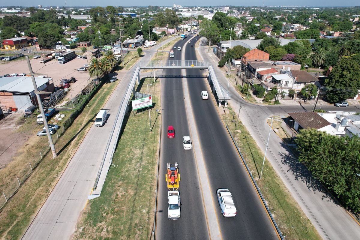 Miles de veh&iacute;culos circulan por la Ruta 4.