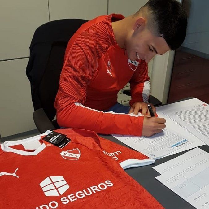 En agosto de este a&ntilde;o, el oriundo de Rafael Calzada firm&oacute; su primer contraro profesional.