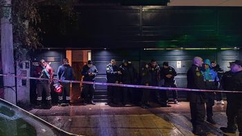Tragedia en Lanús: joven de 22 años apuñaló y baleó a su madre y mató a la pareja de la mujer
