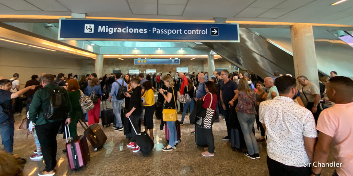 El hecho fue descubierto por personal de Migraciones del Aeropuerto de Ezeiza. 