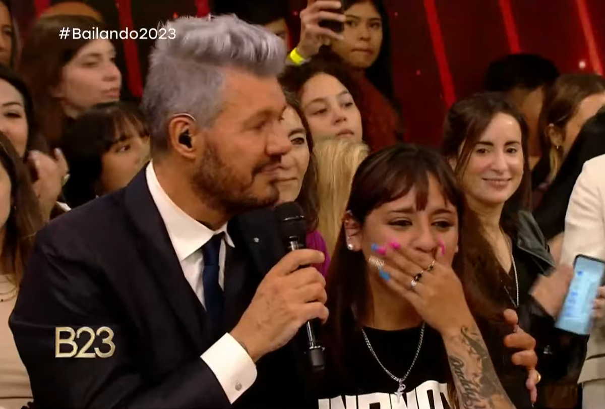 La coach de la academia de Esteban Echeverría junto a Marcelo Tinelli.  