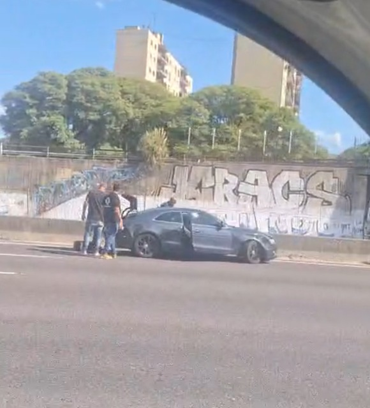 Los sospechosos escaparon del Mercado Central en un auto.