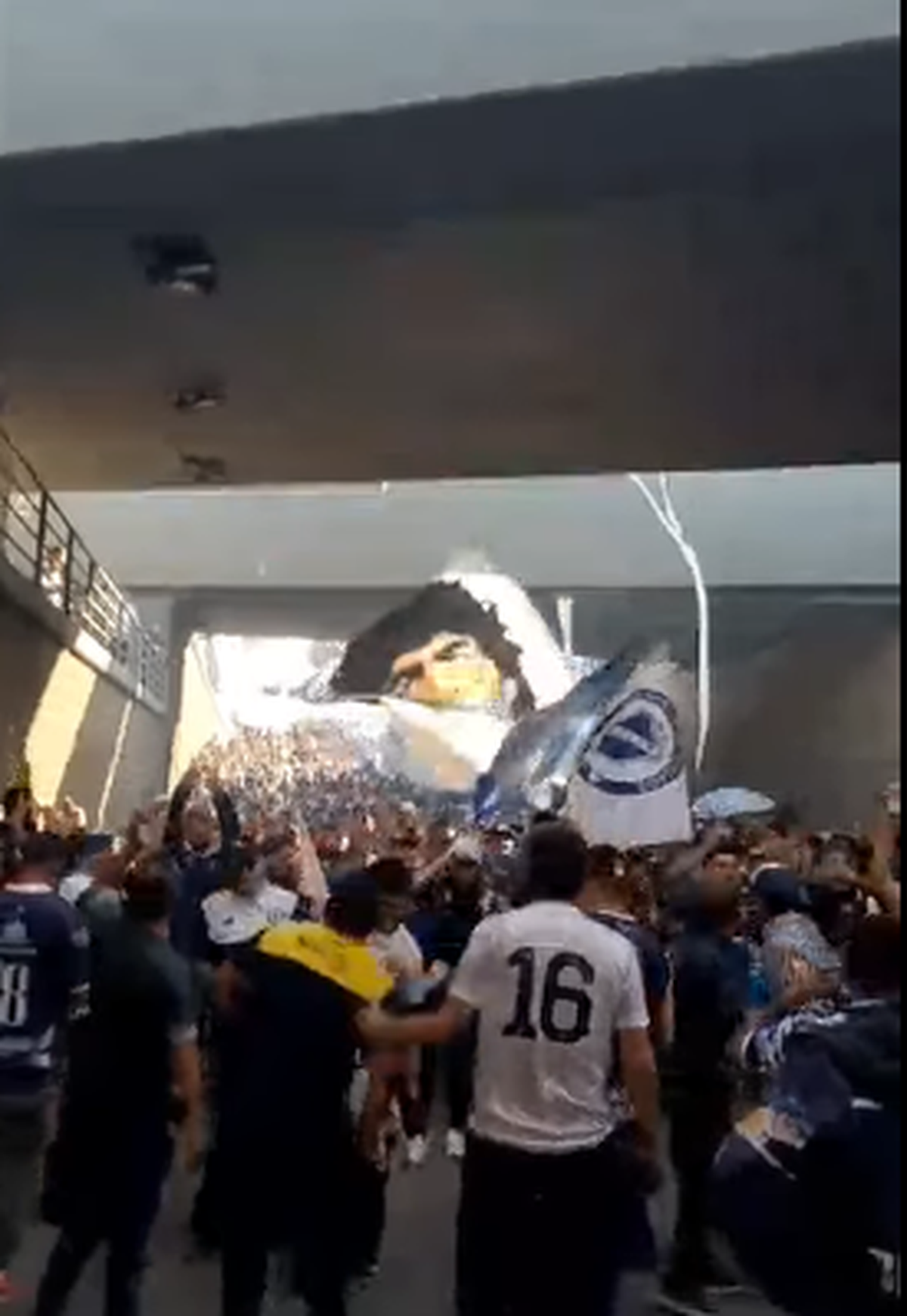 La caravana de San Mart&iacute;n de Burzaco por el paso bajo nivel.&nbsp;