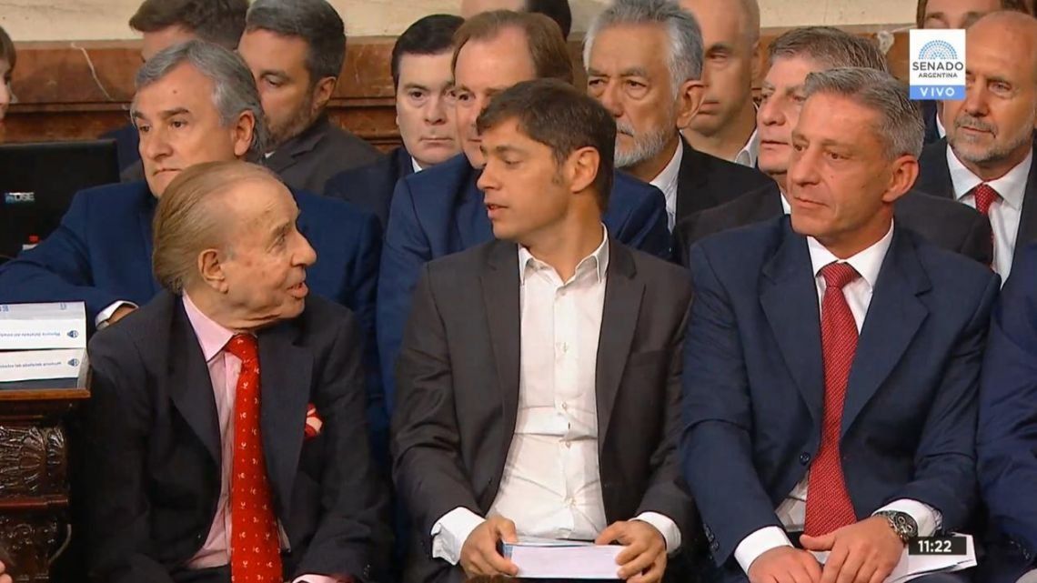 Axel Kicillof junto a Carlos Menem en la asunción presidencial de Alberto Fernández 