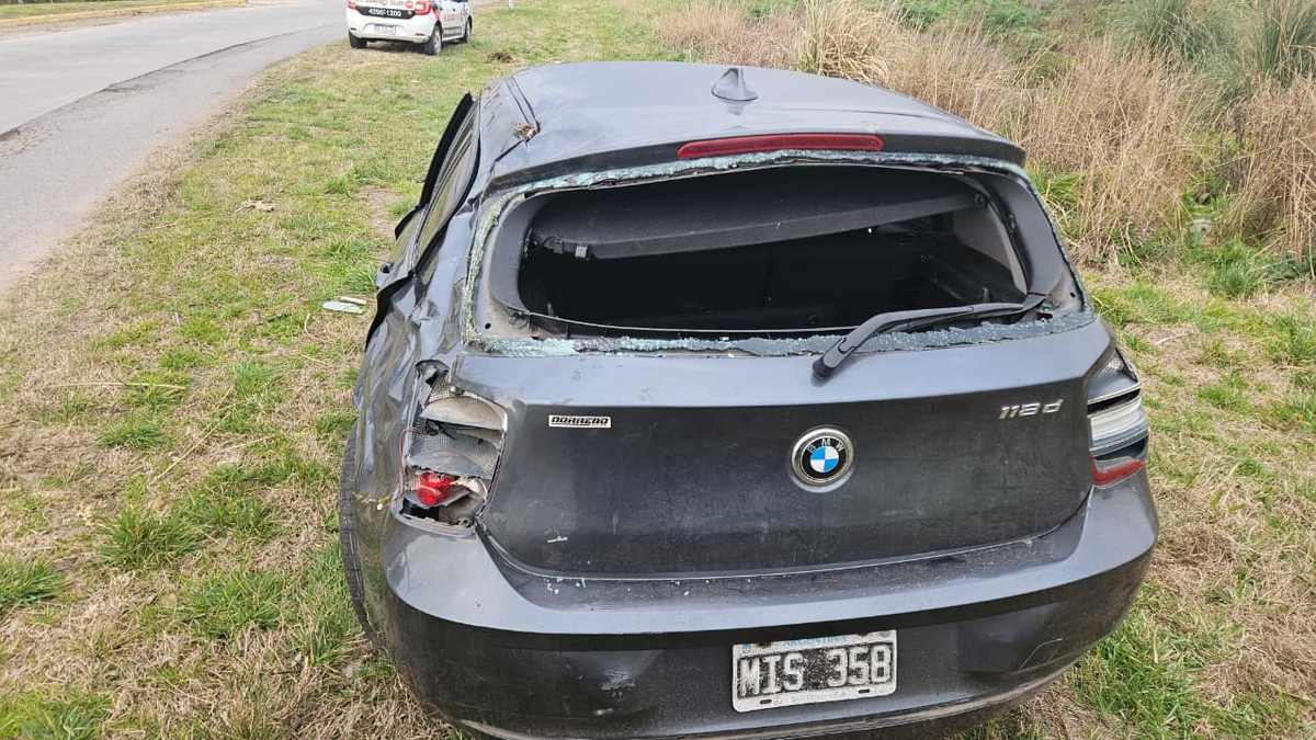 El parabrisas trasero del BMW qued&oacute; completamente destruido.