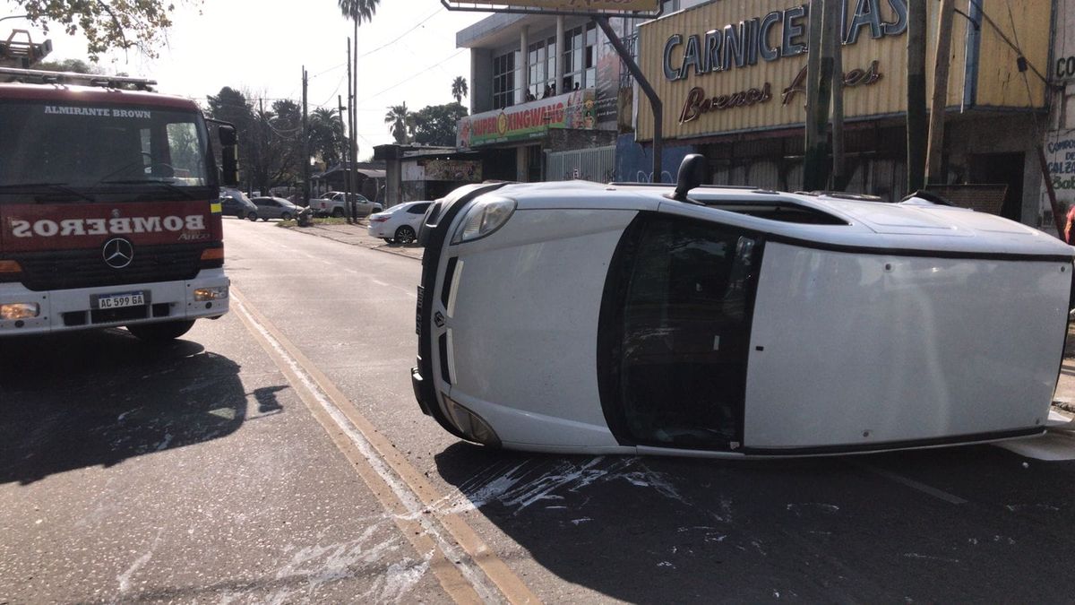 Choque y vuelco en Adrogué: un conductor resultó herido
