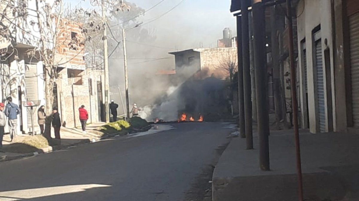 Gases y fuego durante el desalojo en el predio del Barrio Santa Catalina de Lomas de Zamora.
