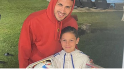 en su casa de canning, leandro paredes tuvo un gesto con una pequena jugadora de boca