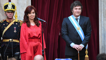 Una encuesta revela que crece la avenida del medio entre Milei y el kirchnerismo