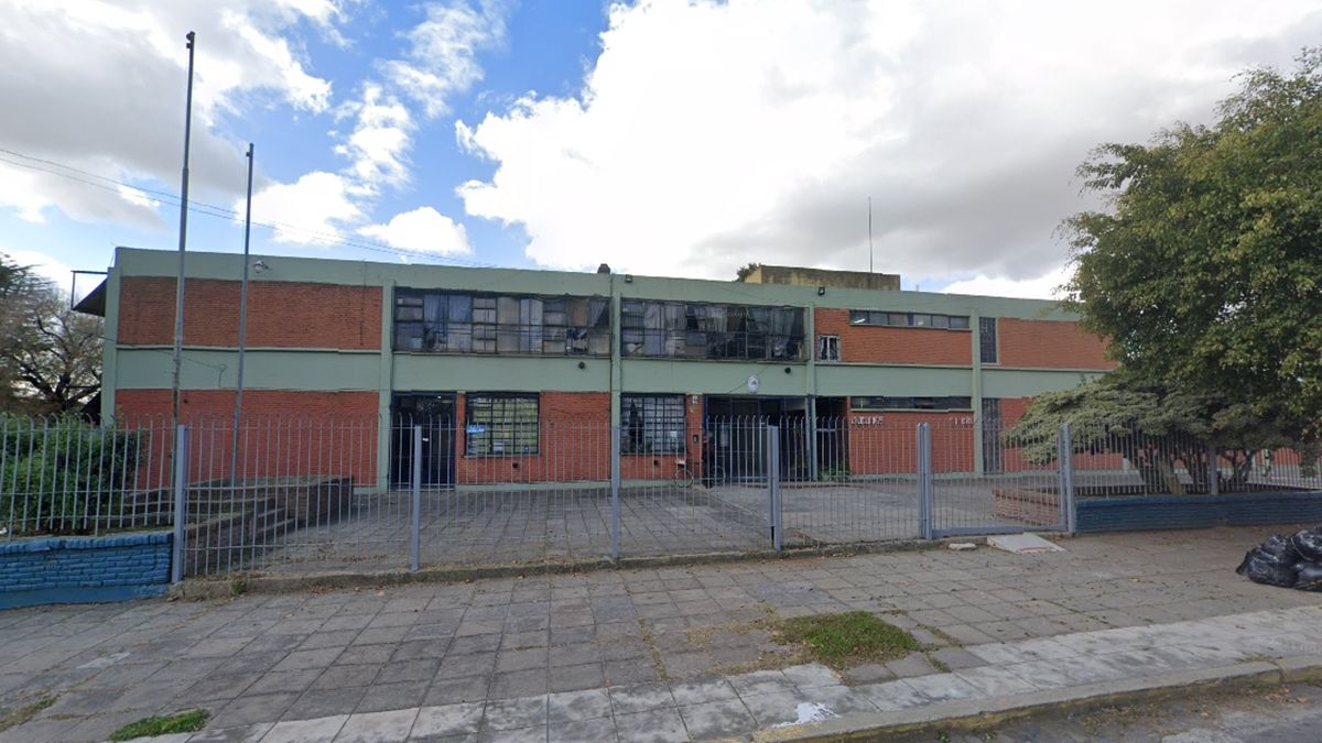 Escuela Nº88 de Lomas de Zamora, el lugar donde estudiantes fueron atacados por un grupo de padres.