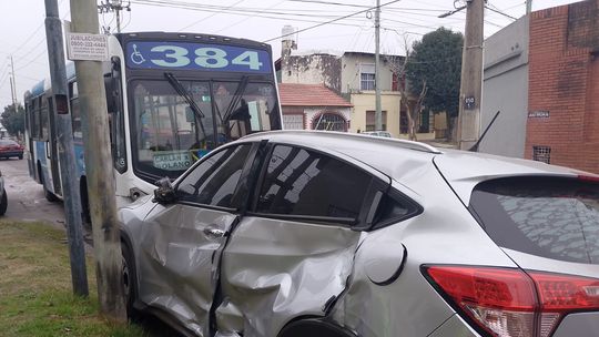 Tremendo choque entre auto y colectivo de la 384 en Almirante Brown: un herido