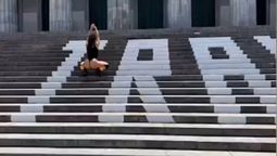 Protesta feminista en la Facultad de Derecho: pintaron las escalinatas y bailaron en ropa interior