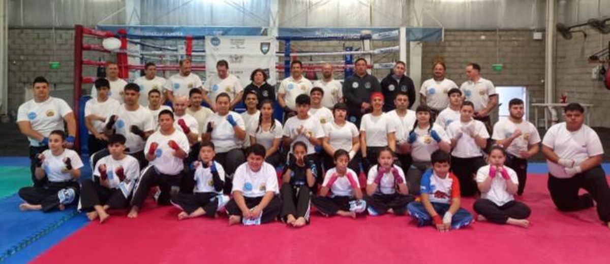 El equipo completo que entrena en el Parque Municipal de Lomas. El equipo completo que entrena en el Parque Municipal de Lomas.