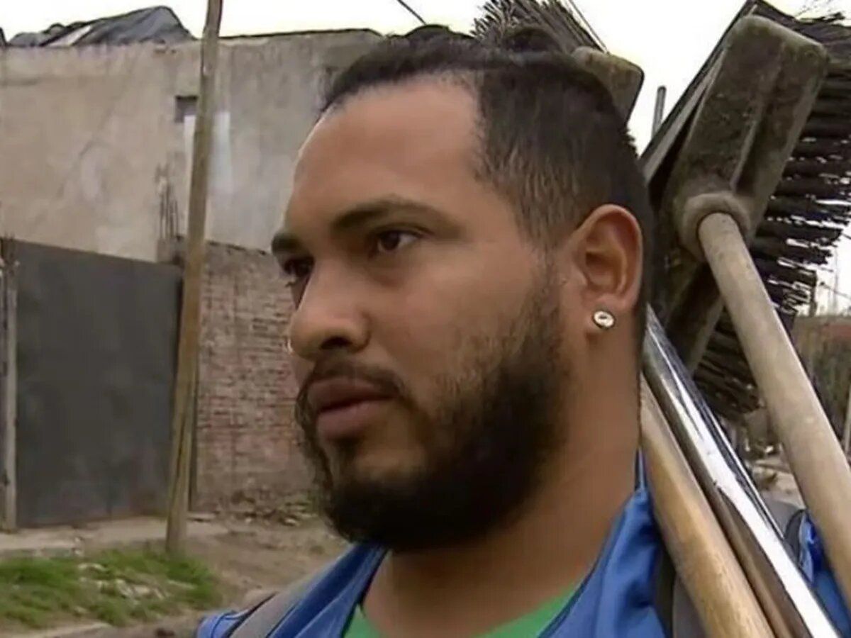 Carlos en 2019, cuando le salvó la vida a un motociclista haciéndole RCP en Lomas de Zamora.