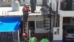 susto en claypole por un hombre que cayo sobre el techo de una casa: fue rescatado por bomberos
